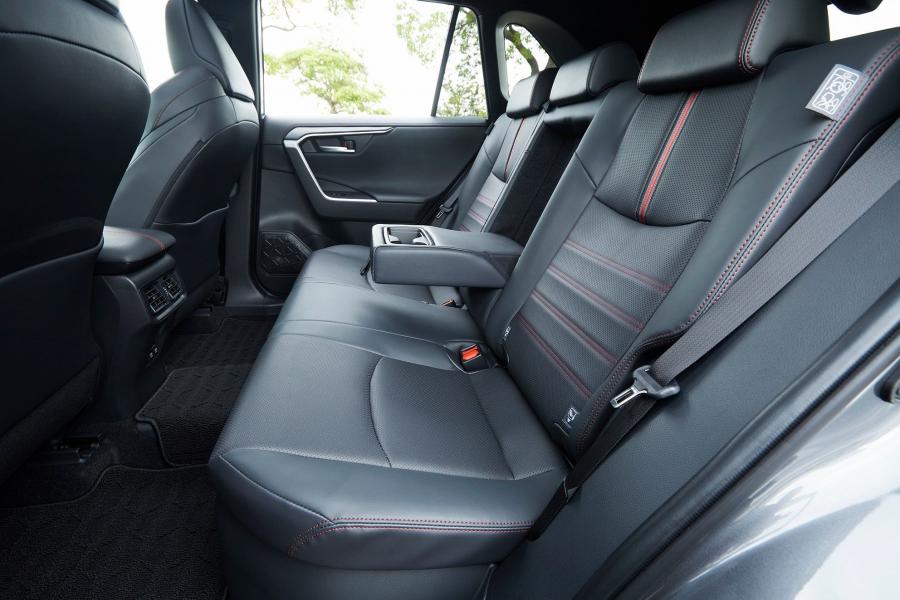 Интерьер Toyota RAV4 PHV 2020 года  (JP) (фото 15 из 19)